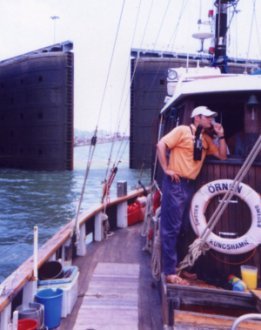 Panama canal, gates at Gatun closeing (canal.jpg))